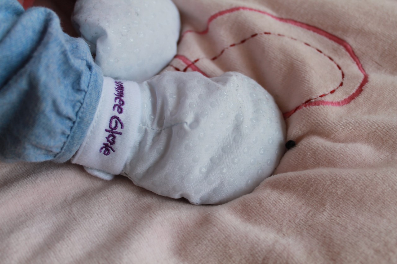 010 Gummee Glove Anti scratch Teething Mittens Review