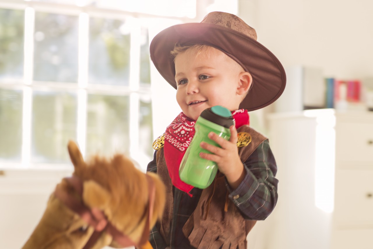 tommee tippee insultated sippee cup 12M - active (lifestyle kid) (2)